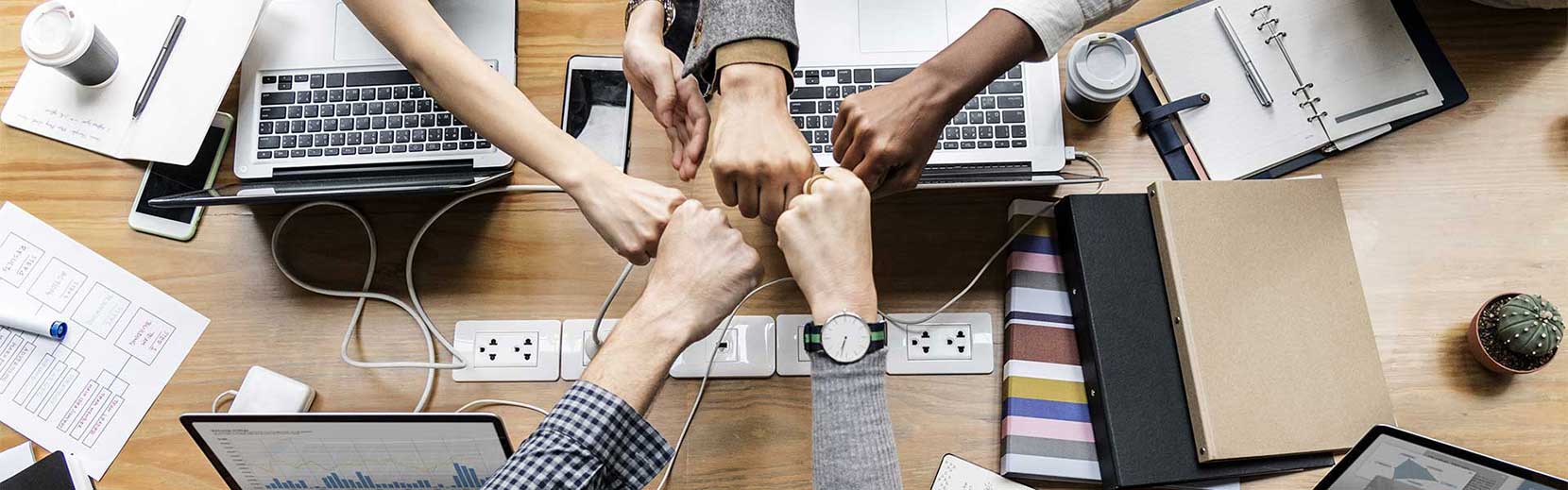 Fäuste halten zusammen